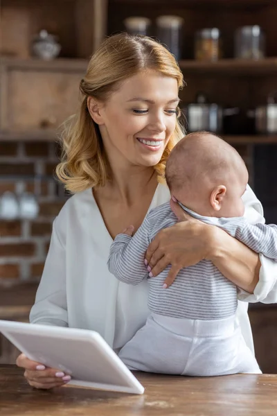 Mother holding infant — Stock Photo, Image