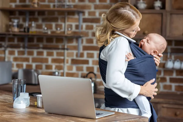 Femme d'affaires avec bébé dans les mains — Photo gratuite