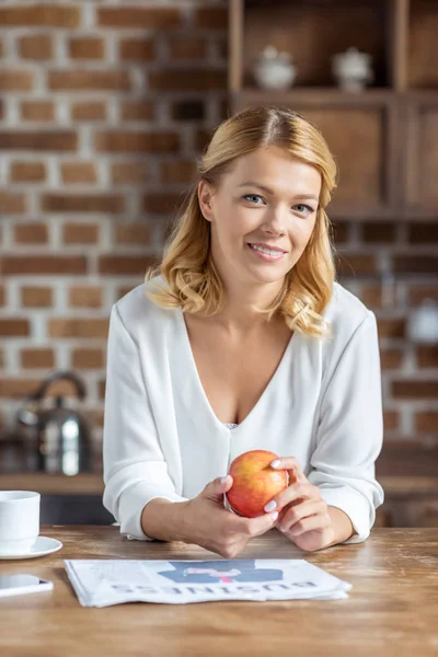 Donna sorridente con mela — Foto Stock