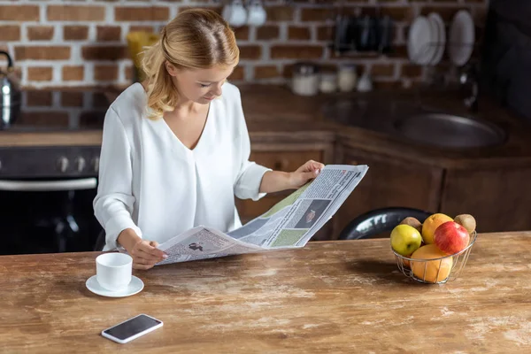 Frau liest Zeitung — Stockfoto