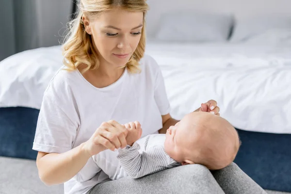 Mãe segurando babys mãos — Fotografia de Stock