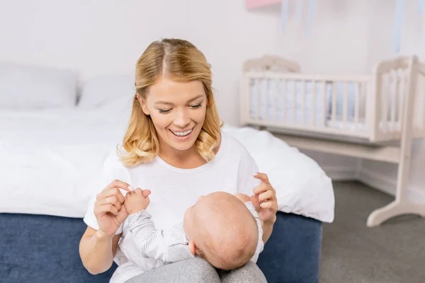 Mãe brincando com bebê — Fotografia de Stock