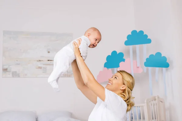 Madre jugando con el bebé — Foto de Stock