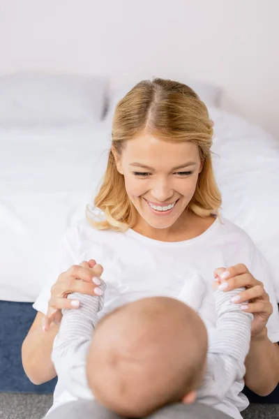 Mother playing with baby — Stock Photo, Image