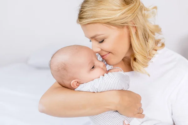 Mamma anläggning spädbarn — Stockfoto