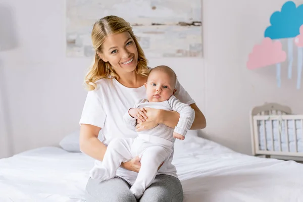 Mãe feliz e filho bebê — Fotografia de Stock