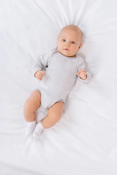 Baby auf Bett liegend — Stockfoto