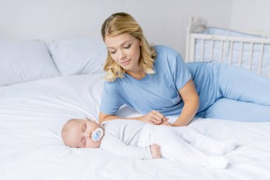 Anne uyuyan bebek arıyorum