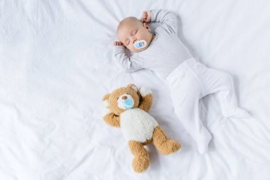 oyuncak ile uyuyan bebek
