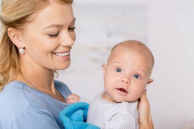 Anne kucağında bebek