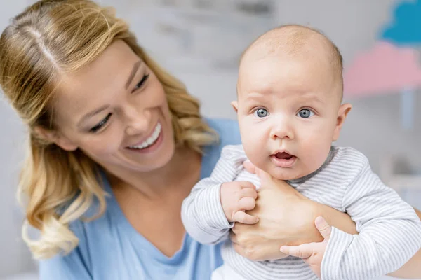 Anne holding bebek — Stok fotoğraf