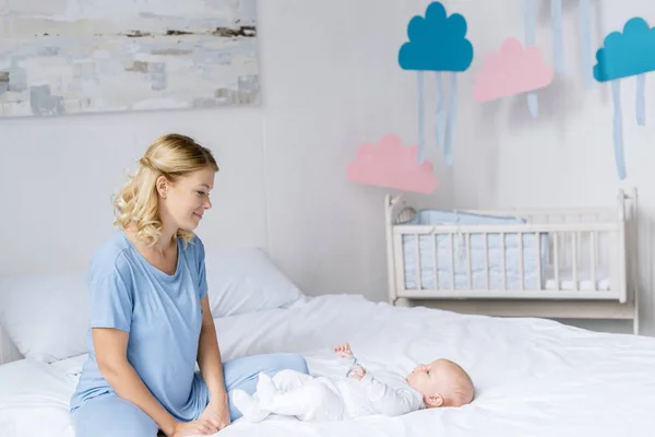 Mother looking at infant son — Stock Photo, Image