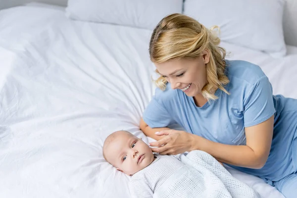 Mamma tittar på nyfödde son — Stockfoto