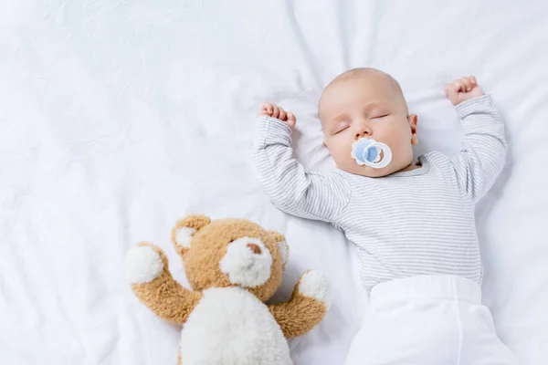 Sovande baby med leksak — Stockfoto