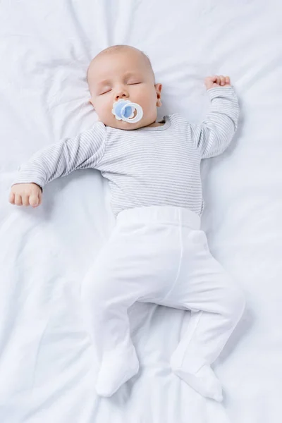 Sovande baby — Stockfoto