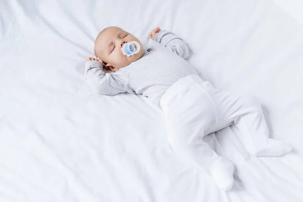 Baby slapen op bed — Stockfoto