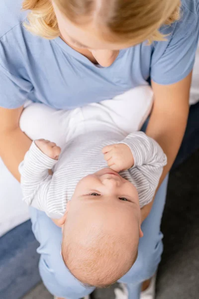 Baby på mödrar händer — Stockfoto