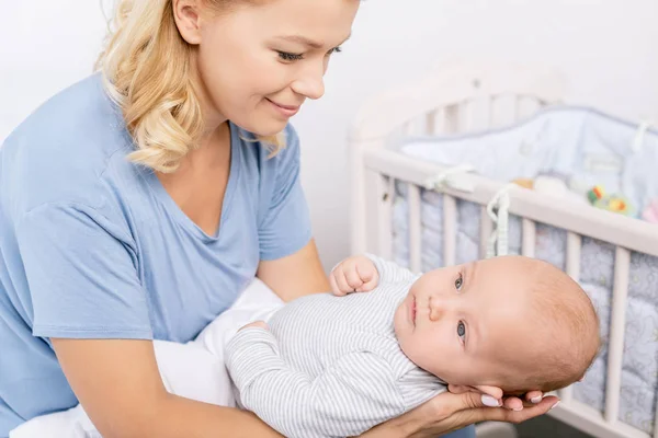 Madre sosteniendo bebé — Foto de Stock