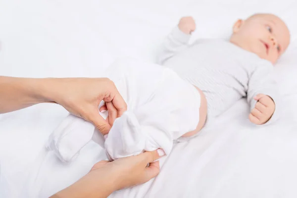 Mãe vestir bebê — Fotos gratuitas