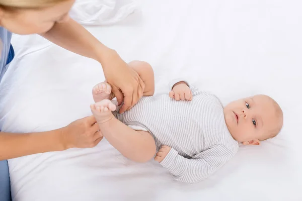 Madre vestidor bebé —  Fotos de Stock