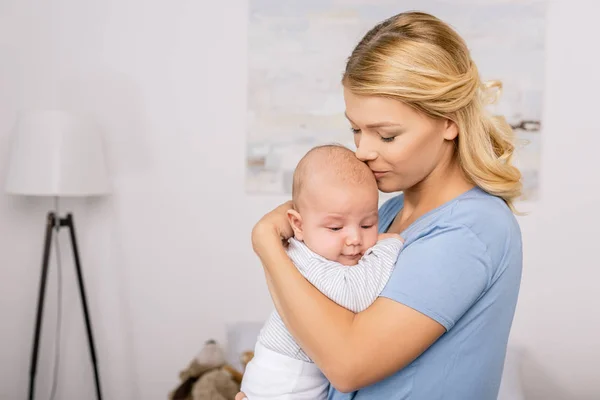 Mãe segurando bebê — Fotografia de Stock