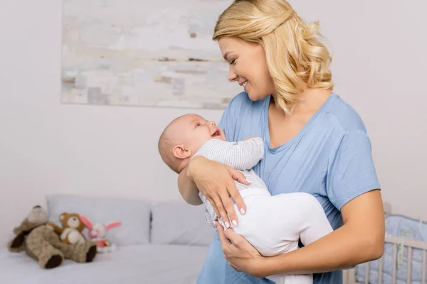 Madre sosteniendo bebé — Foto de Stock