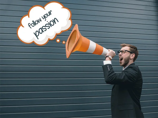 Zakenman met conus van het verkeer — Stockfoto