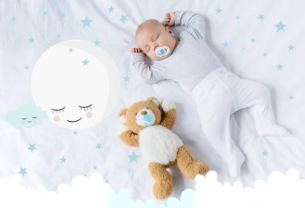 oyuncak ile uyuyan bebek