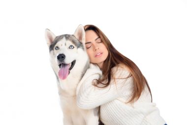 husky köpek, üzerinde beyaz izole sarılma kapalı gözlü güzel kız