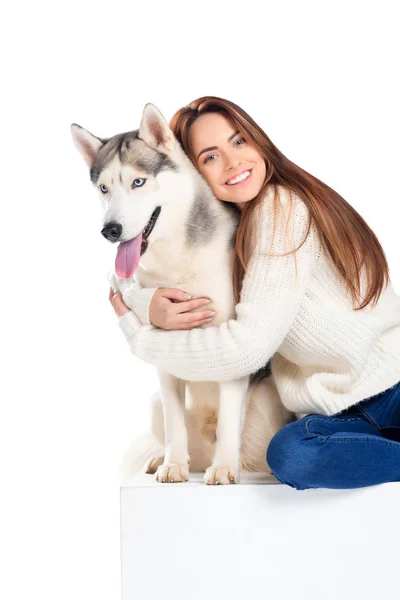 Bela Menina Sorridente Abraçando Cão Husky Isolado Branco — Fotografia de Stock