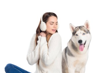 Husky köpek ve kış etkilidirler, üzerinde beyaz izole kadın