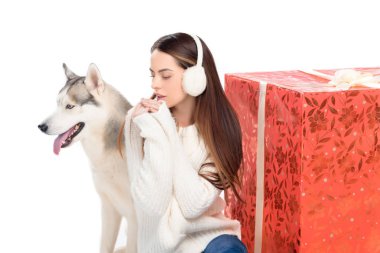 Husky köpek ve kış etkilidirler arkasında, büyük Noel hediye ile ihale kadın izole beyaz