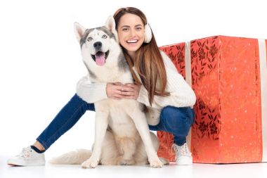 Husky köpek ve kış etkilidirler arkasında, büyük Noel hediye ile gülen kadın izole beyaz