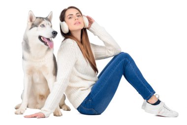 Husky köpek ve üzerinde beyaz izole kış etkilidirler büyüleyici kadın
