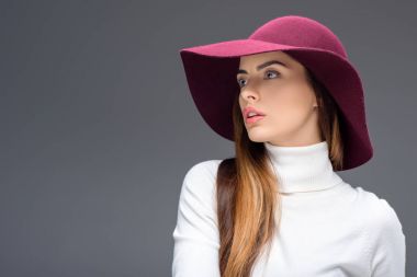 çekici kadın gri izole bordo keçe şapkalı poz