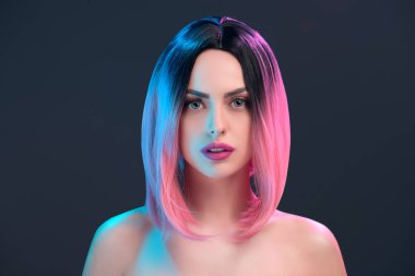 pembe peruk, gri izole çekici çıplak kadın portresi