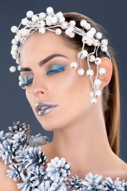 saç aksesuarı, Noel çam kozalakları, kış makyaj ve glitter gri izole, ihale kadınla