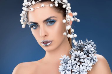saç aksesuarı, Noel çam kozalakları, kış makyaj ve glitter, mavi izole çekici kadın portresi