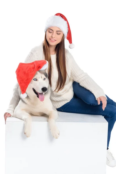 Husky Hund Und Schöne Frau Mit Weihnachtsmann Hüten Isoliert Auf — Stockfoto