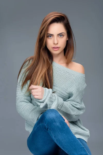 Schönes Stylisches Mädchen Posiert Pullover Isoliert Auf Grau — Stockfoto