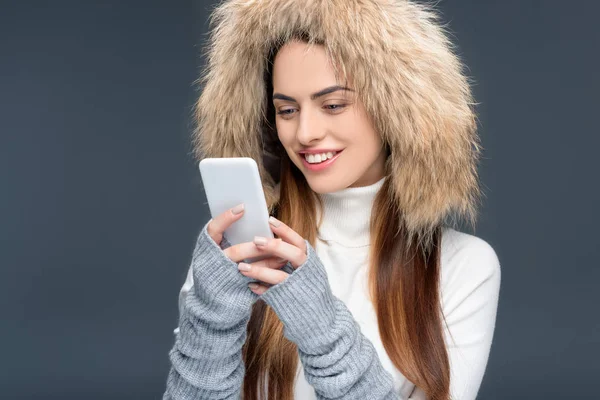 Mujer Sonriente Con Sombrero Piel Atuendo Invierno Usando Teléfono Inteligente — Foto de stock gratis