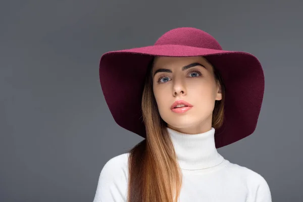 Ομορφιά Θέτοντας Βουργουνδία Αισθάνθηκε Καπέλο Απομονώνονται Γκρι — Φωτογραφία Αρχείου