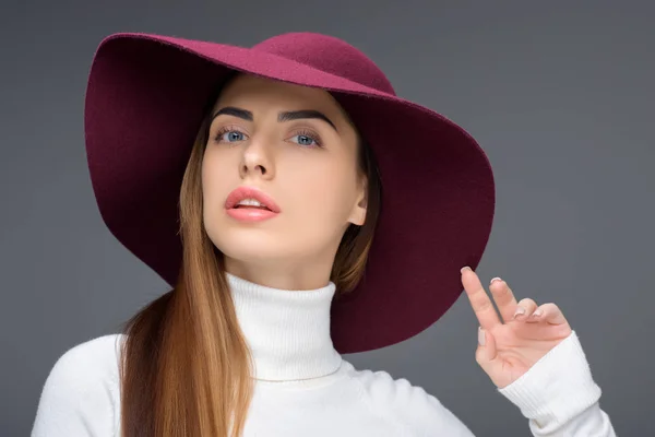 Όμορφη Κοπέλα Ποζάρει Στη Βουργουνδία Αισθάνθηκε Καπέλο Απομονώνονται Γκρι — Φωτογραφία Αρχείου