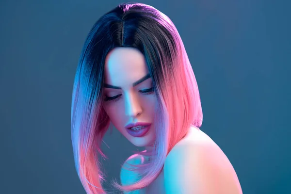 Mooie Sensuele Naakt Vrouw Roze Pruik Geïsoleerd Blauw — Stockfoto