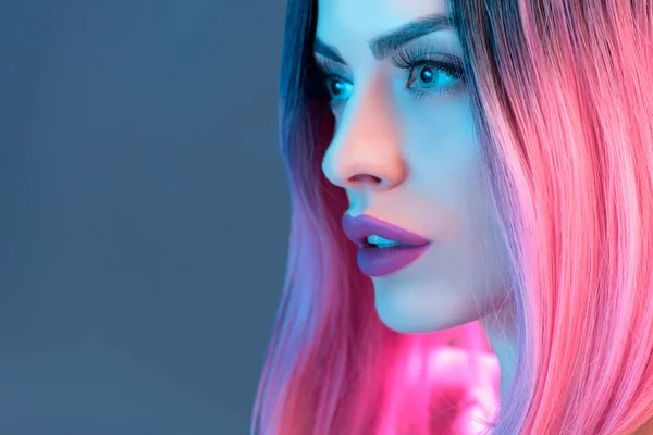 Porträt Einer Schönen Frau Mit Pinkfarbener Perücke Isoliert Auf Blauem — Stockfoto
