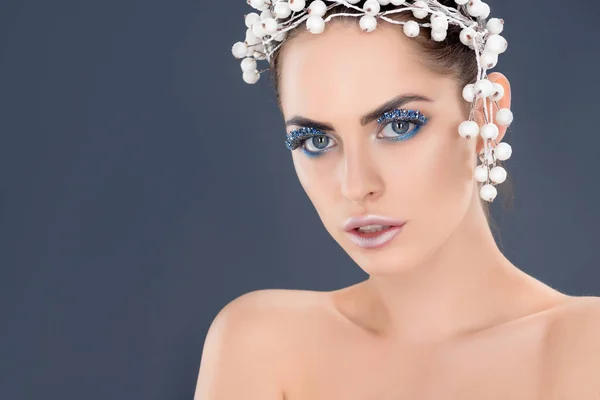 Retrato Mujer Hermosa Con Accesorio Para Cabello Maquillaje Invierno Brillo — Foto de stock gratuita