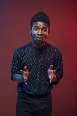 Burgundy üzerinde izole şaşırmış Afrikalı-Amerikalı adam