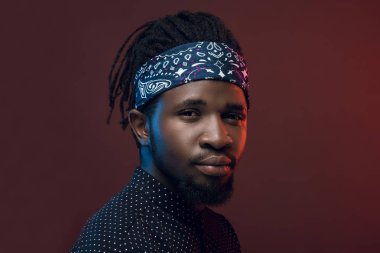 Afro-Amerikan yakışıklı burgundy üzerinde izole portresi