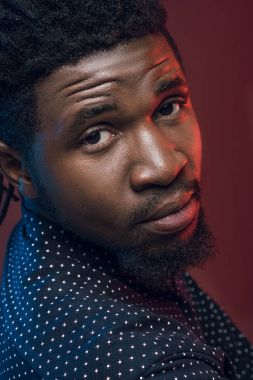 Afro-Amerikan yakışıklı burgundy üzerinde izole portresi
