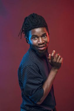 şaşırmış Afrikalı-Amerikalı adam burgundy üzerinde izole kamera bakıyor